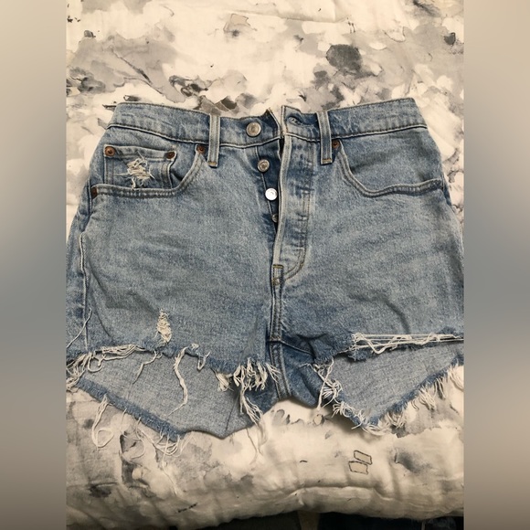 Levi’s 501 Shorts - Picture 2 of 2